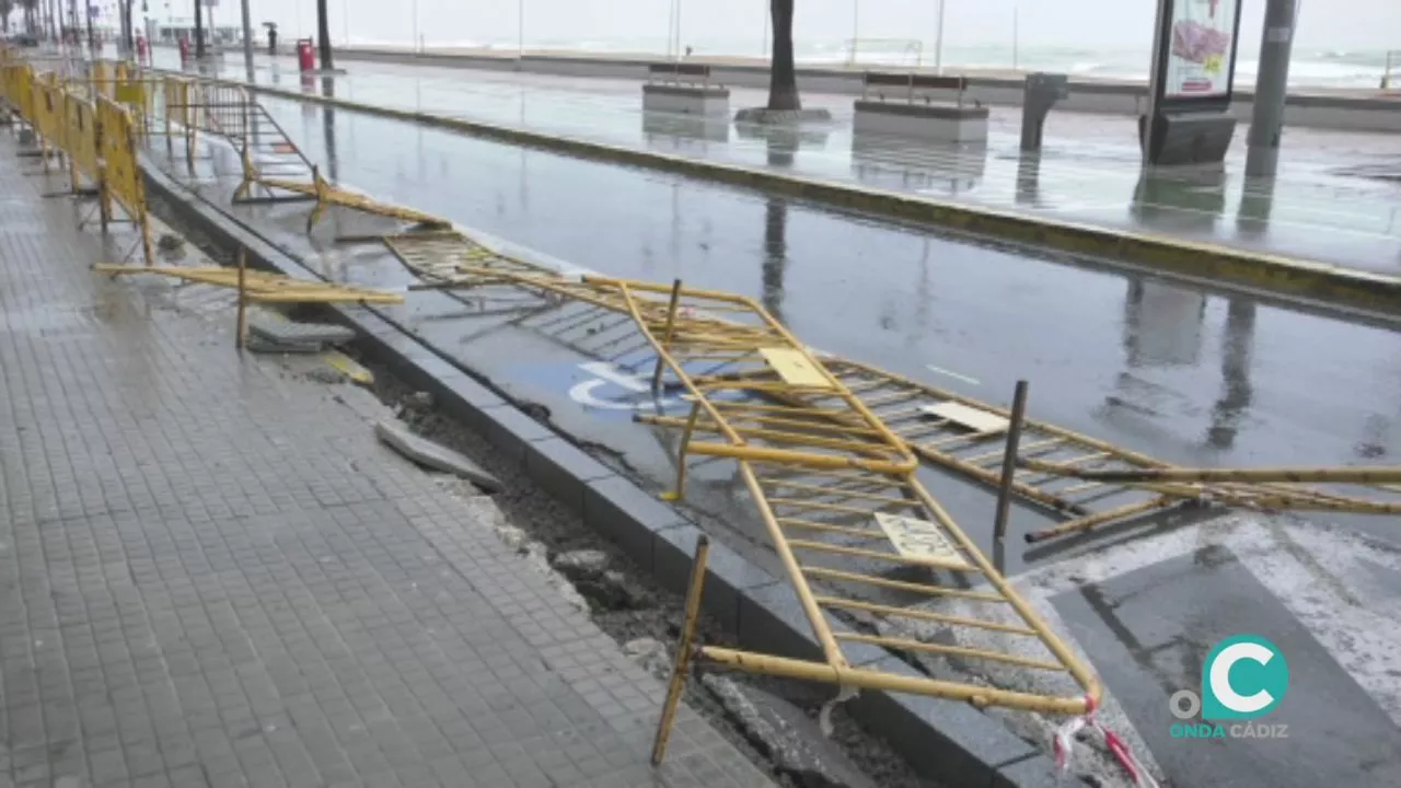 El viento ha provocado la caída de algunas vallas de obra en la Zona del Paseo Marítimo. 