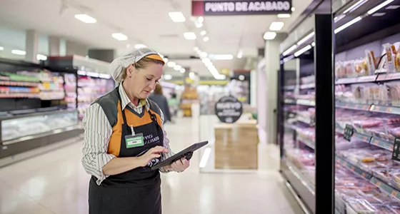 Una trabajadora de supermercado, considerado como servicio esencial en pandemia