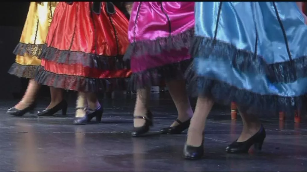 Un grupo de alumnas durante su exhibición en el Concurso de tanguillos 