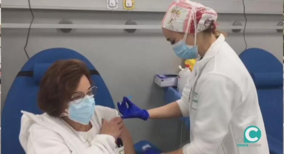 Una profesional del Hospital en el momento de la puesta de una de las dosis de la vacuna 