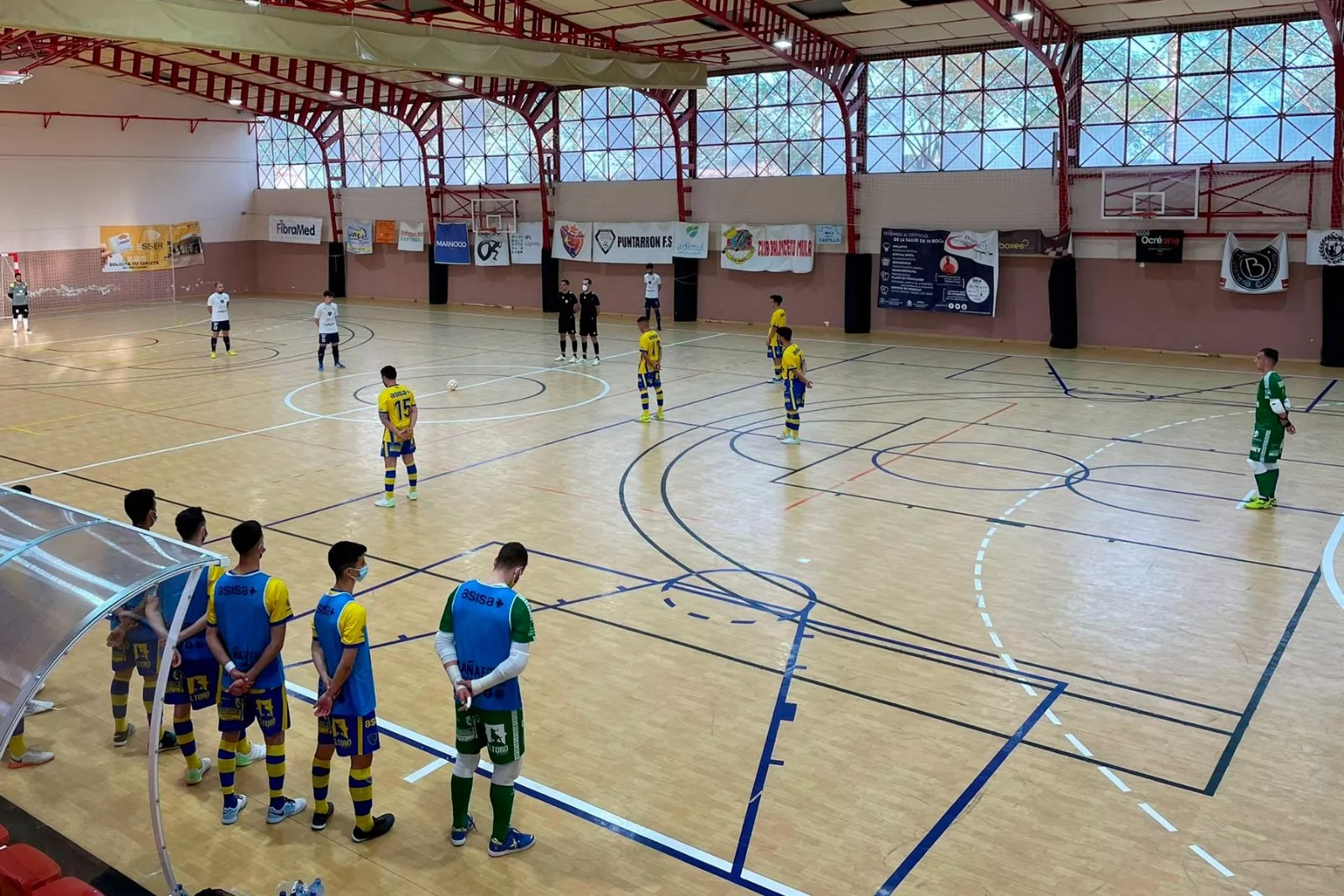 Imagen del minuto de silencio en memoria de Jorge Isorna, hermano del presidente del Virgili, Pablo Isorna (Foto: Cádiz CF Virgili)