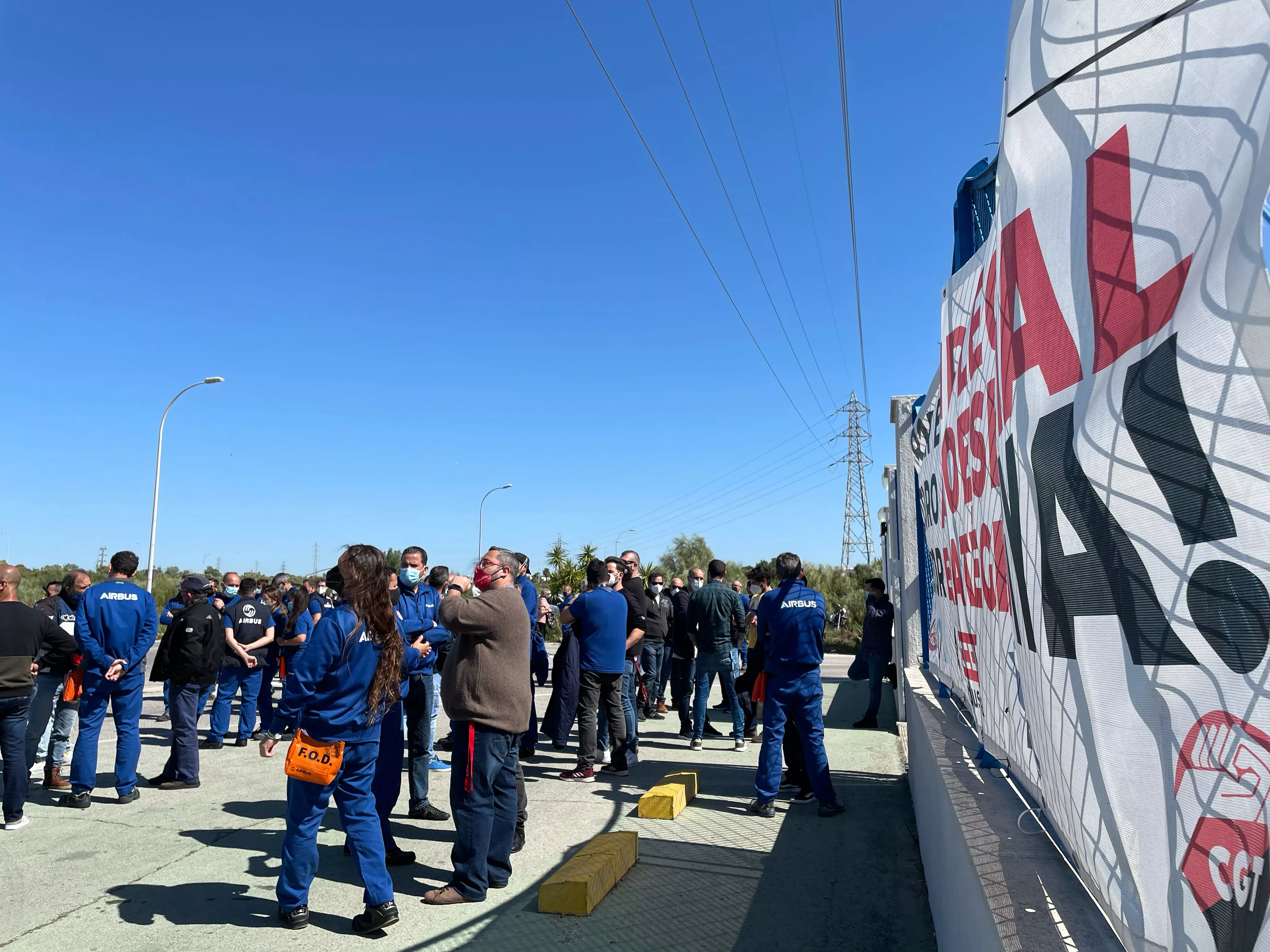 Trabajadores en la puerta de Airbus en Puerto Real