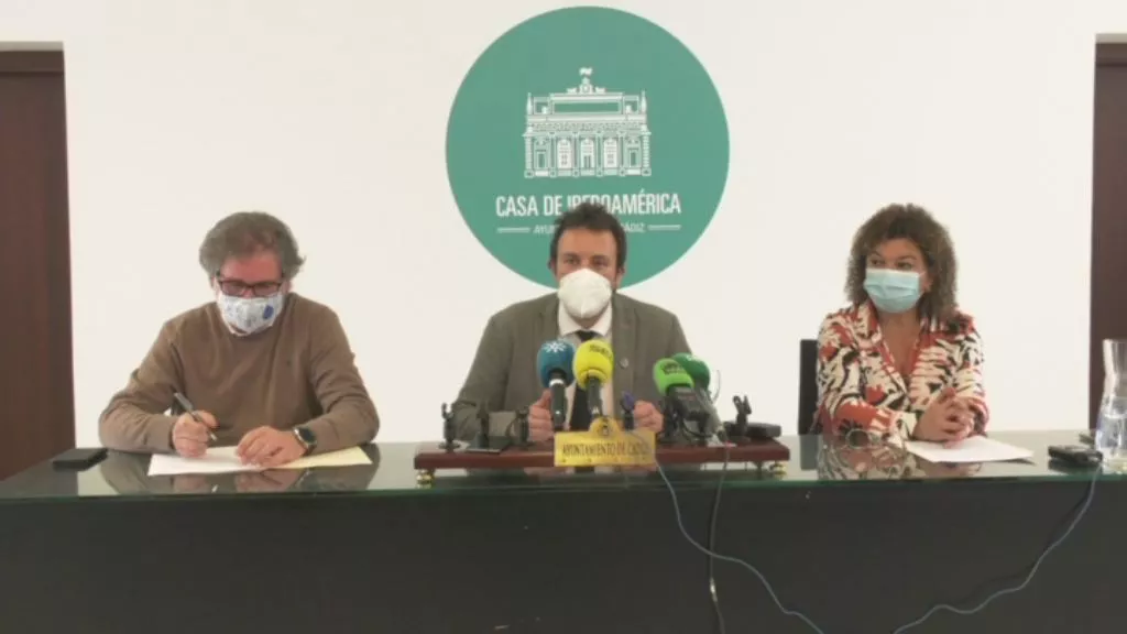 EL alcalde de Cádiz, junto a los concejales de Seguridad Ciudadana y Salud, durante el balance del aniversario