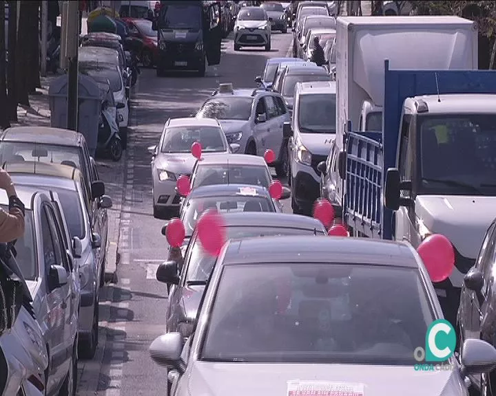 Varios coches en manifestación por la avenida de la Sanidad pública