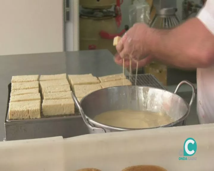 El pastelero durante el proceso de elaboración de la torrija