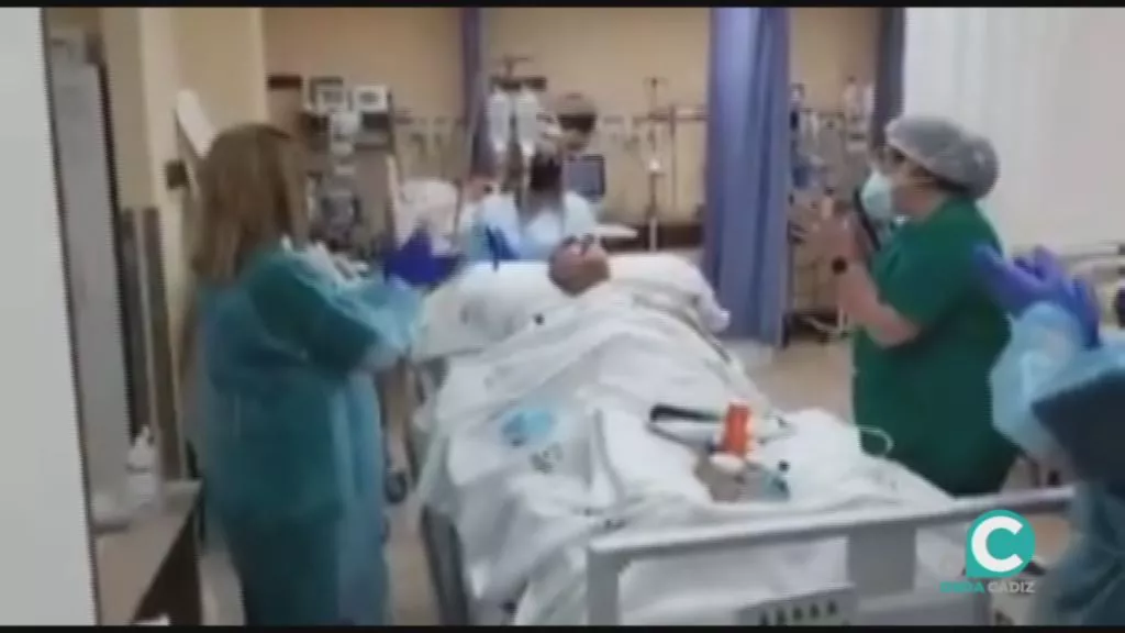 Los profesionales del hospital han subido un vídeo a redes con el momento de la salida del enfermo de la UCI