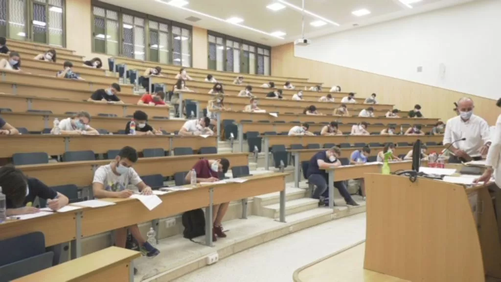 Aula Magna de Medicina repleta de alumnos durante un examen