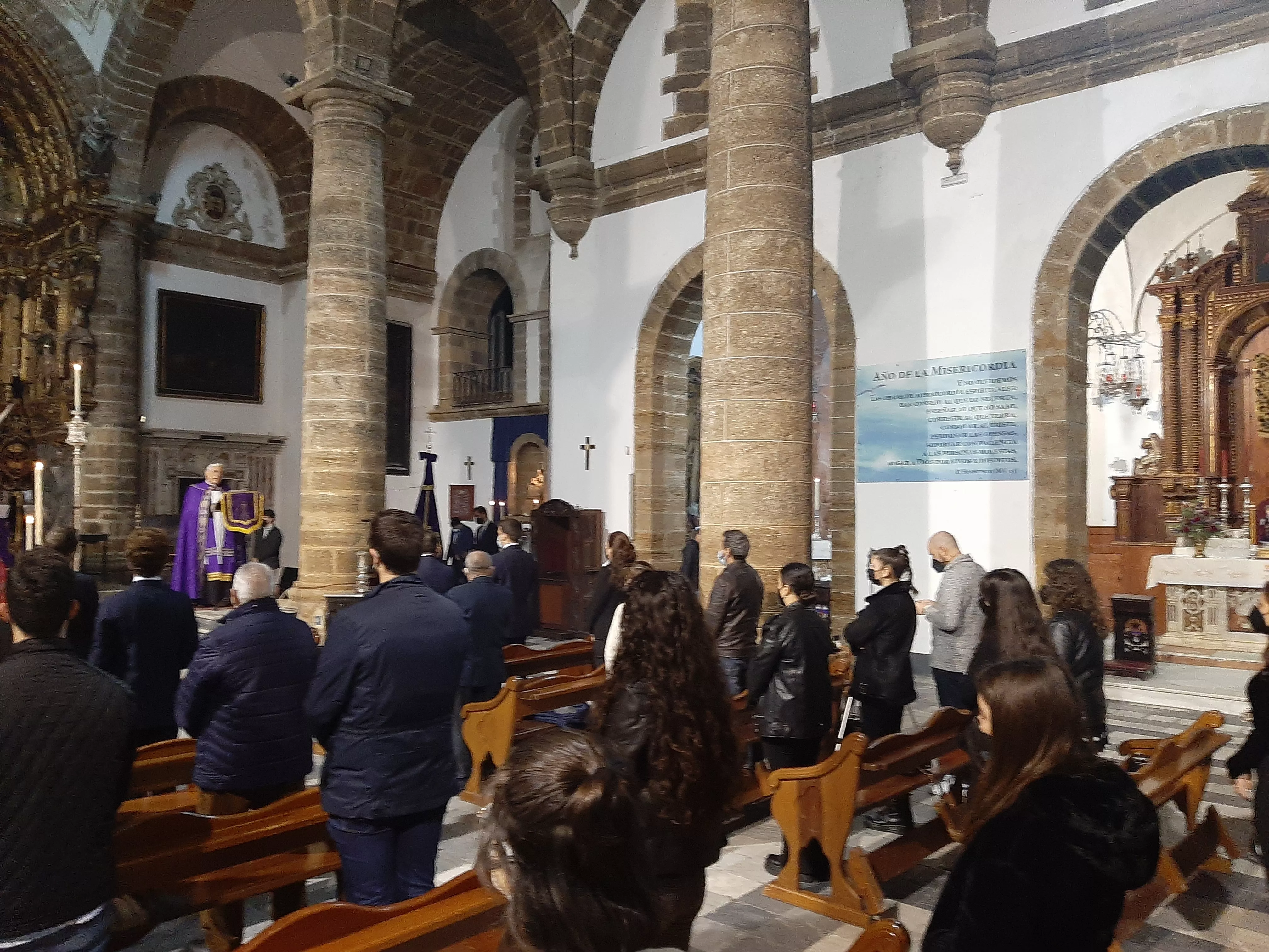 La iglesia de Santa Cruz se ha llenado de jóvenes gaditanos