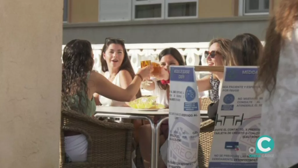 Imagen de una terraza en la capital gaditana