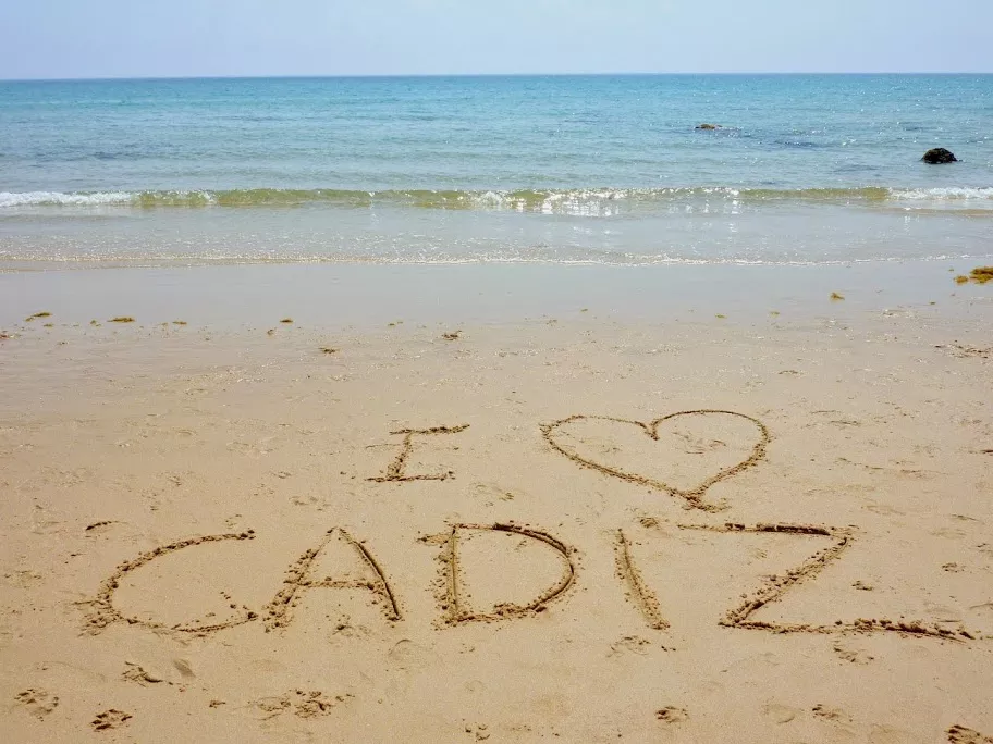 El buen tiempo permitirá a los gaditanos disfrutar de la playa