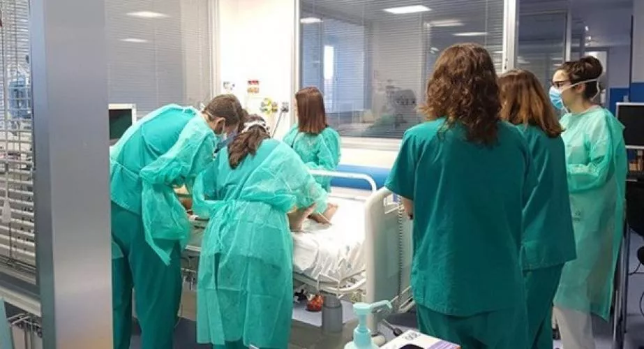 Los sanitarios instan a la ciudadanía a evitar reuniones y respetar el uso de mascarillas y geles hidroalchólicos. Los sanitarios instan a la ciudadanía a evitar reuniones y respetar el uso de mascarillas y geles hidroalchólicos.