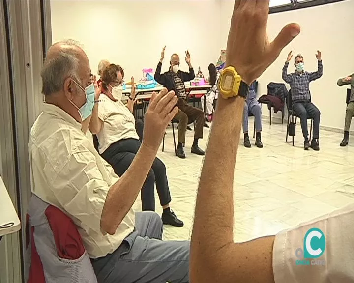 Varios usuarios y usuarias de Parkinson Cádiz durante la terapia Varios usuarios y usuarias de Parkinson Cádiz durante la terapia