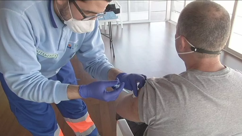 Tres  agentes de policía nacional de Cádiz con patologías circulatorias tras vacunarse con AstraZeneca según JUPOL