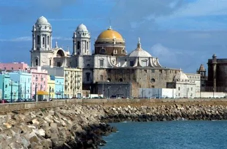 Una imagen de la Catedral de Cádiz desde el Campo del Sur