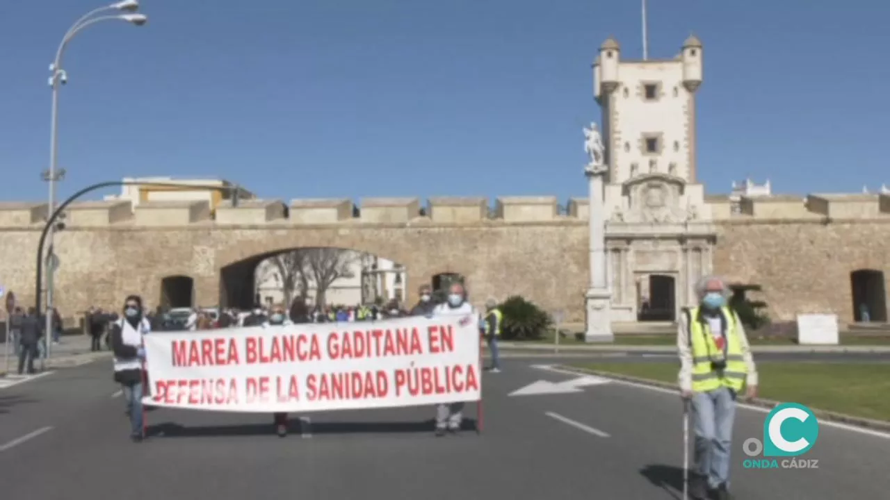 La protesta de Marea Blanca  ha partido de las Puertas de Tierra a las 11.00 horas. 