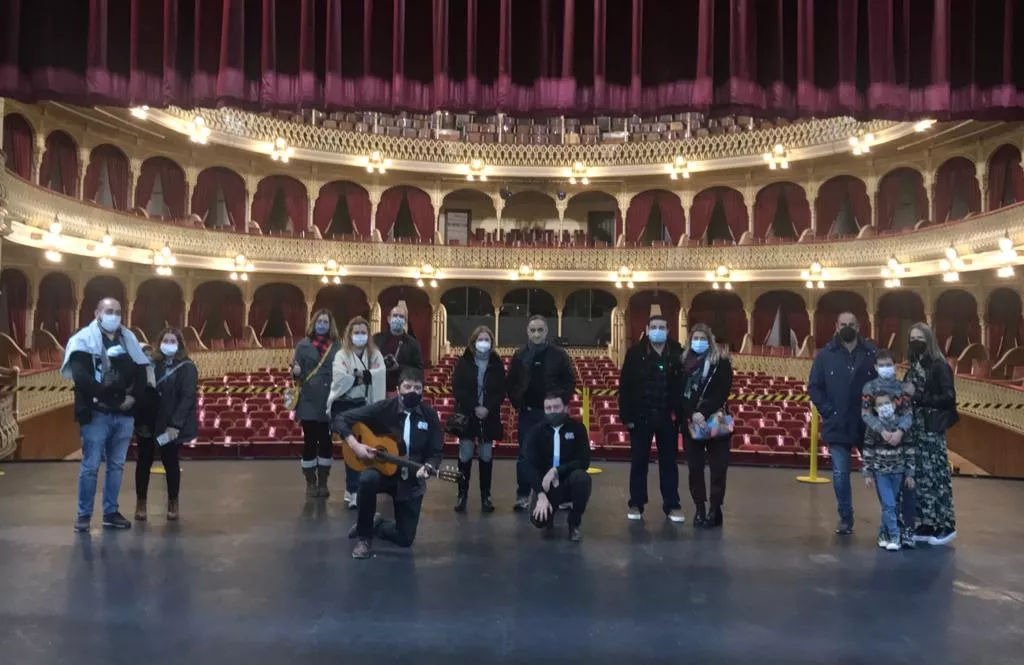 Grupo de visitantes a la ruta del Teatro Falla 