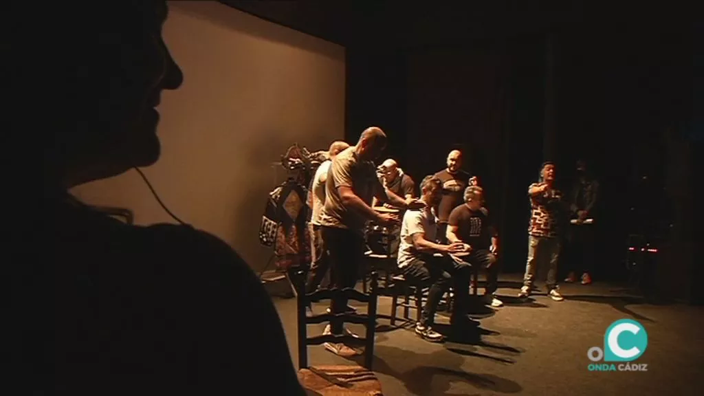 Anabel Rivera y un grupo de componentes del Carnaval durante el ensayo general del espectáculo 