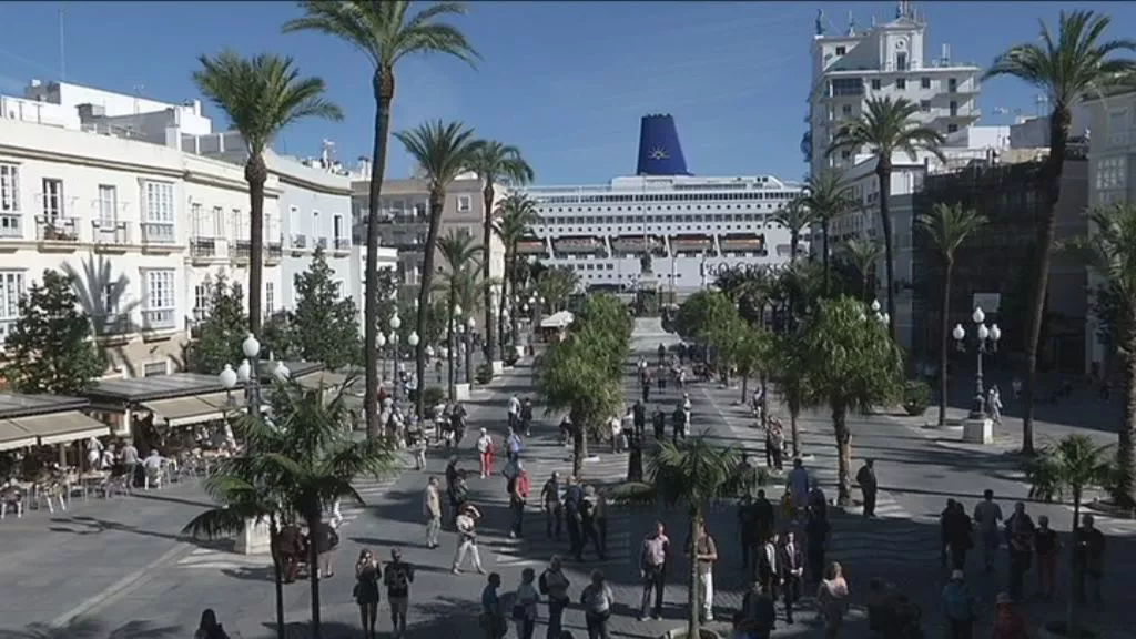 La plaza de San Juan de DIos, paso habitual de los cruceristas en sus rutas por Cádiz