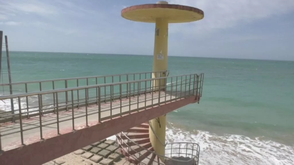 La escalera de acceso de la playa de Santa María del Mar, clausurada por seguridad desde el año pasado