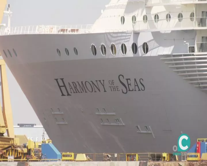 El "Harmony of the Seas" atracado en el muelle de Cádiz