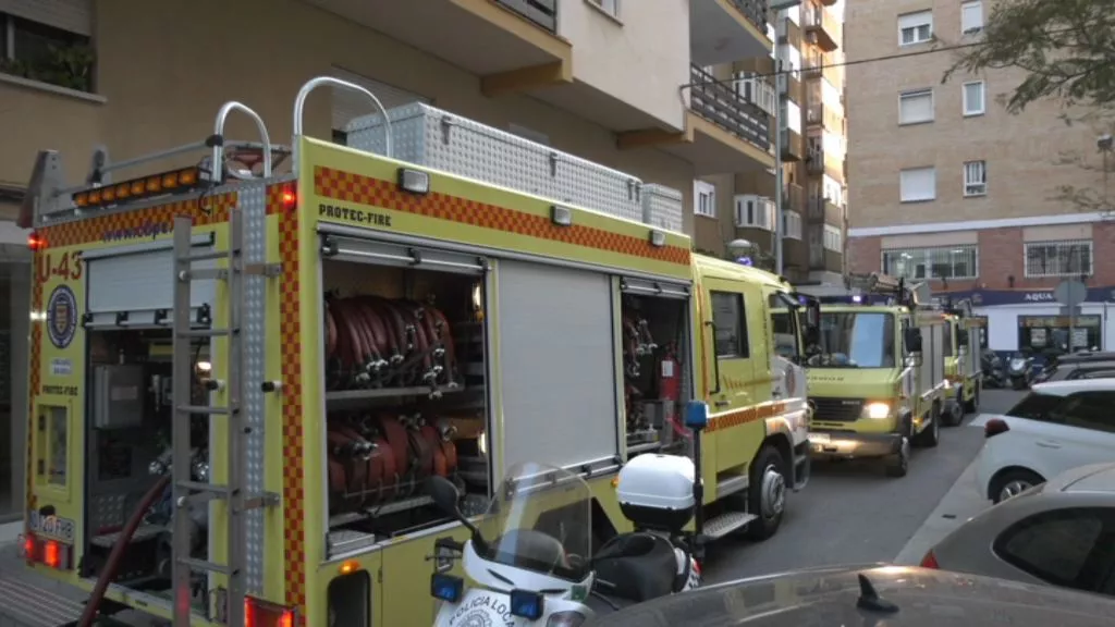 Agentes de la Policía Local, Nacional y Bomberos asisten a un conato de incendio en La Laguna 