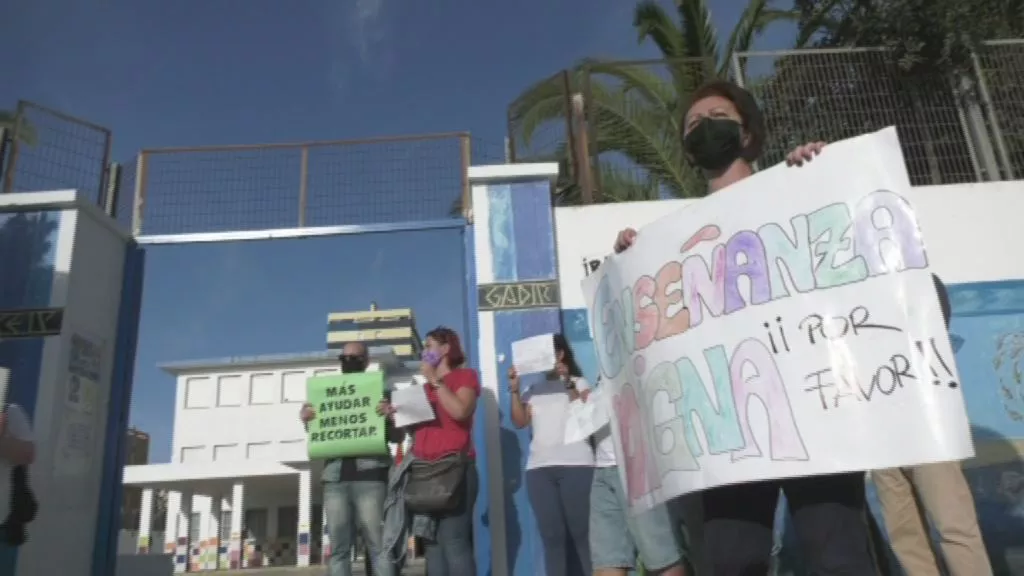 Los padres y madres del colegio Gadir inician calendario de protestas contra el recorte de líneas en el centro