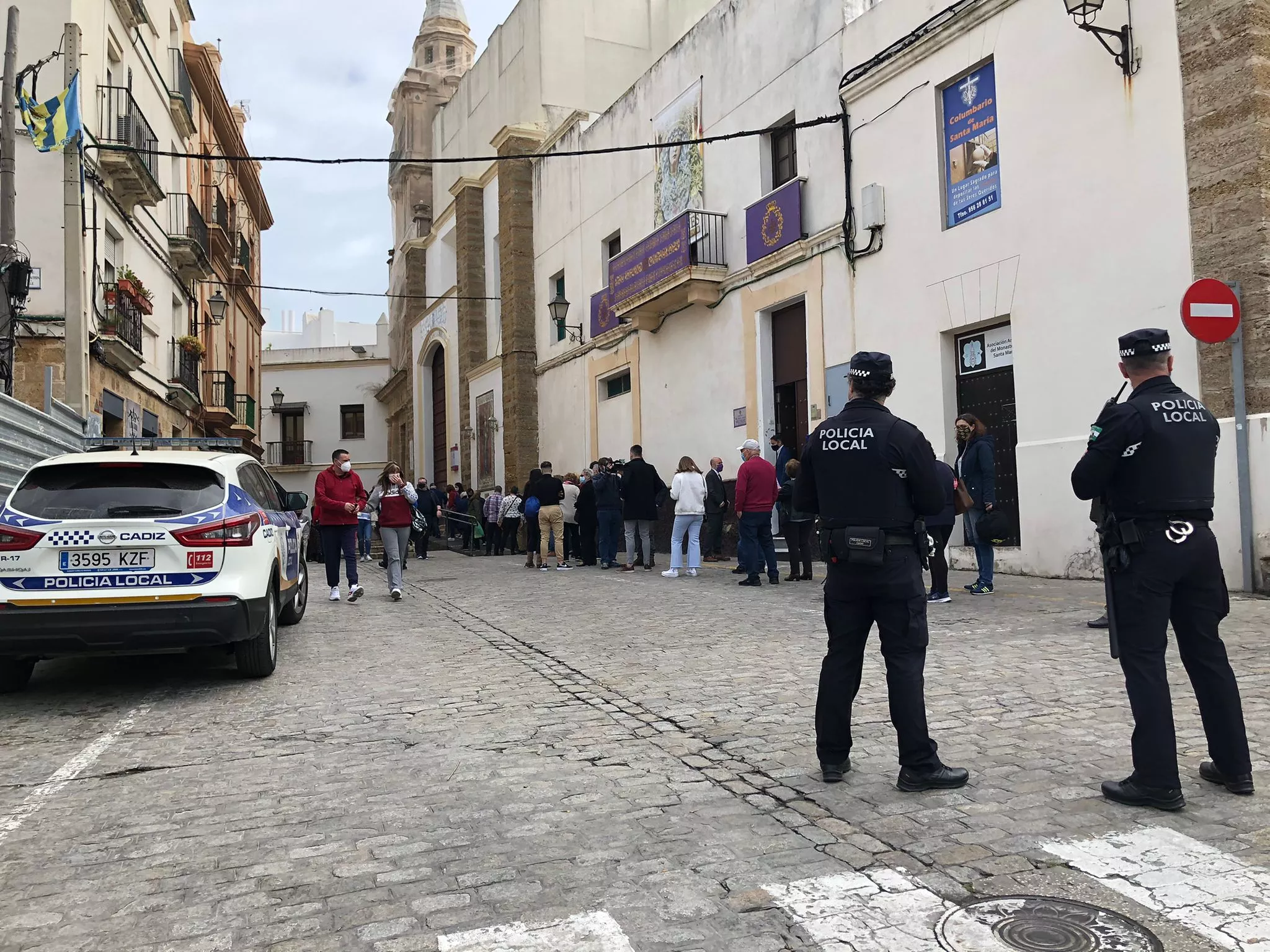 Control de la policía local en la Iglesia de Santa María 