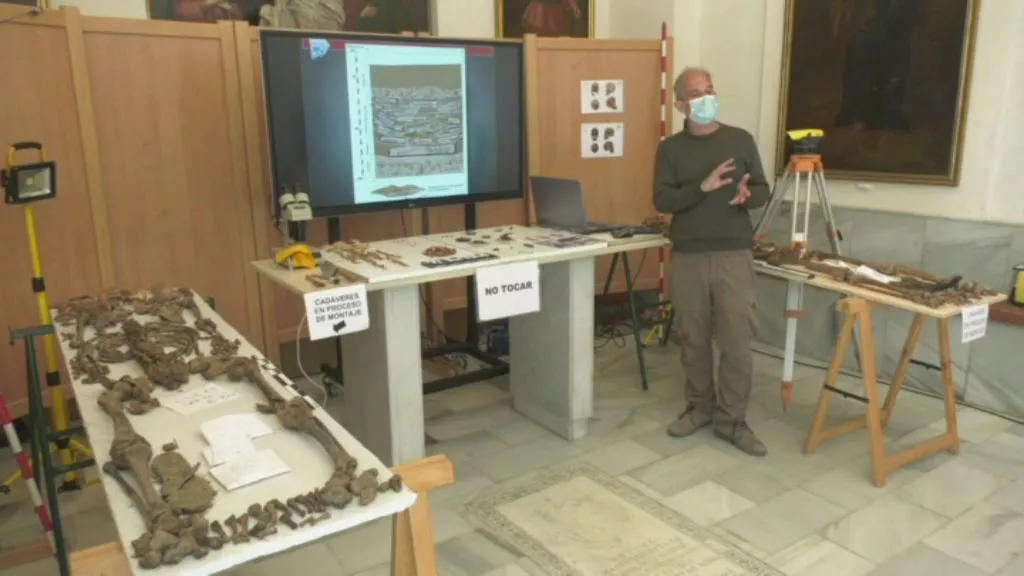 El arqueólogo municipal explica los trabajos de exhumación realizados en el cementerio de San José