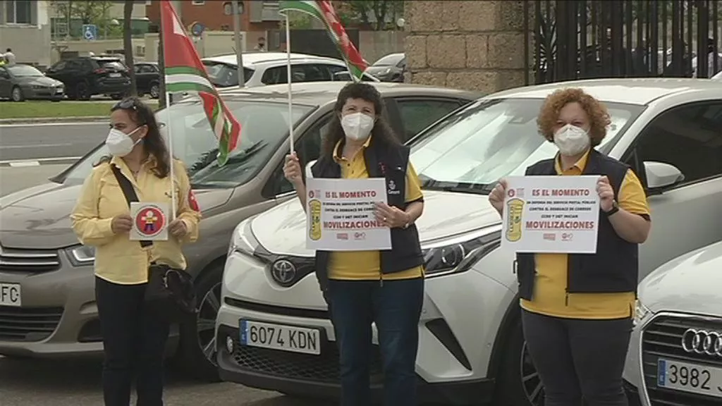 Tres trabajadoras de Correos durante la concentración 