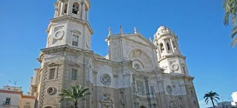 El Pontifical es el último acto que se ha celebrado en el primer templo de la Diócesis