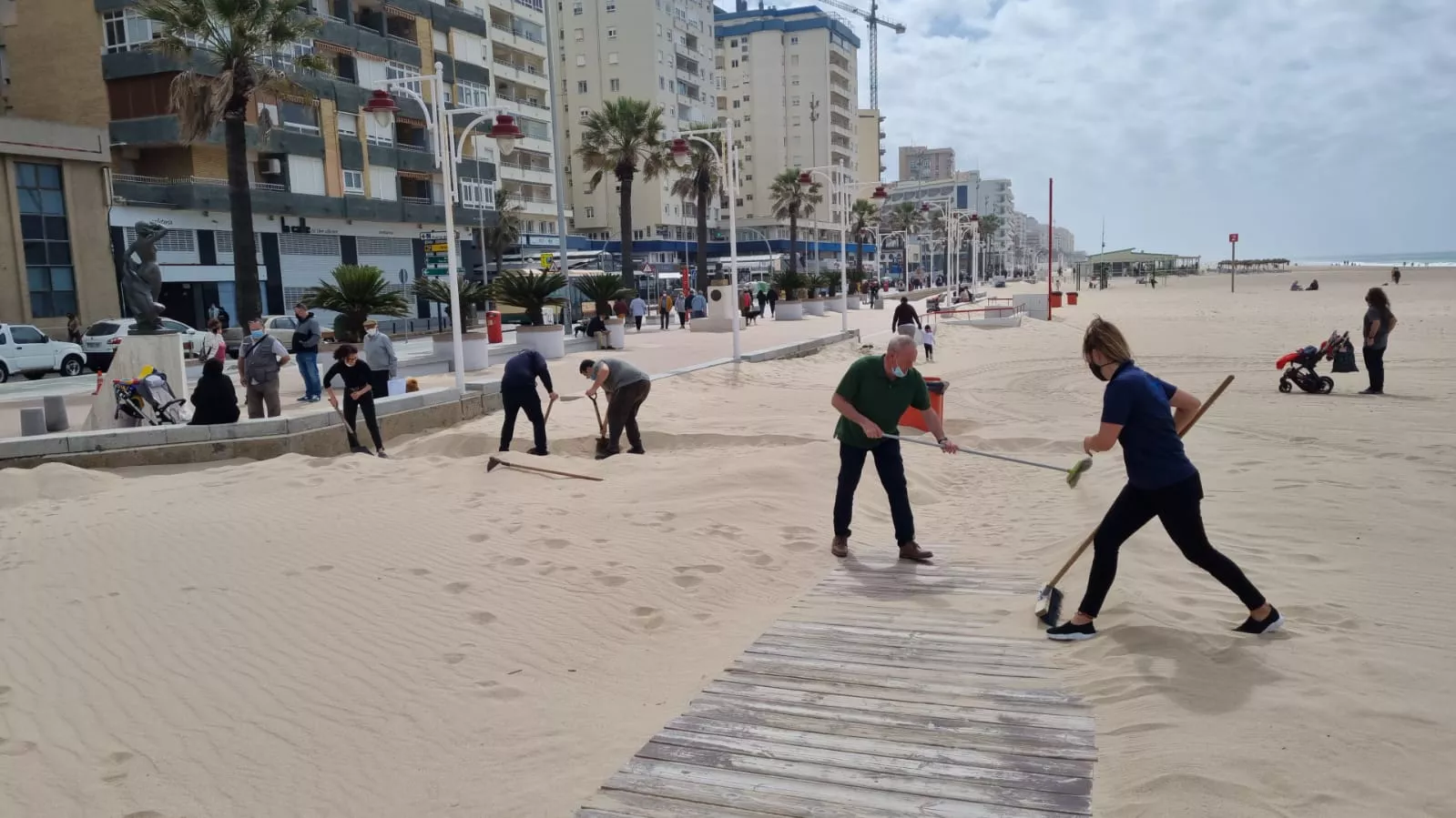 Los acceso a la playa están descuidados