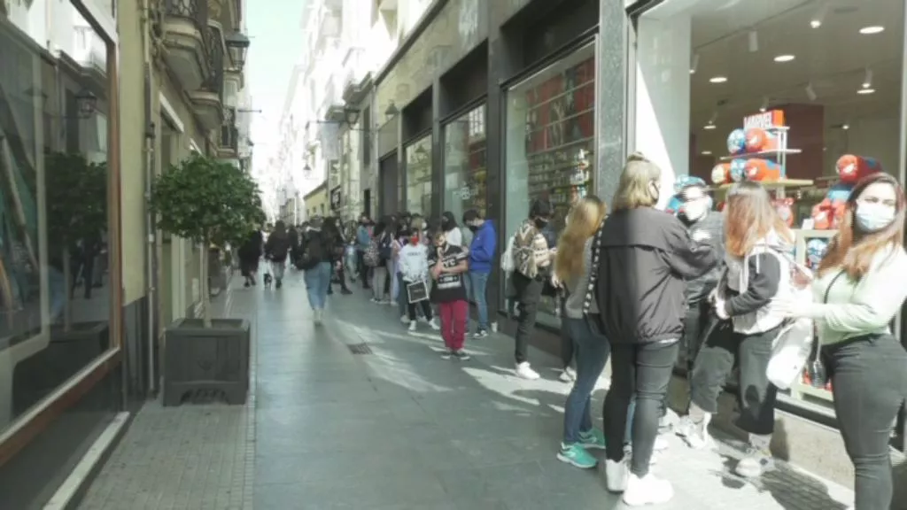 Colas en la calle Columela