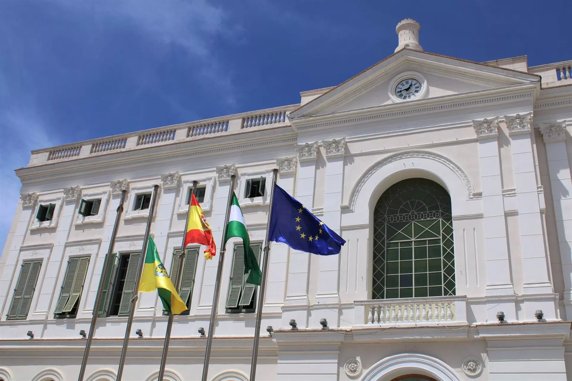 La bandera de El Puerto a media asta por luto oficial frente a la fachada del Ayuntamiento - AYUNTAMIENTO DE EL PUERTO