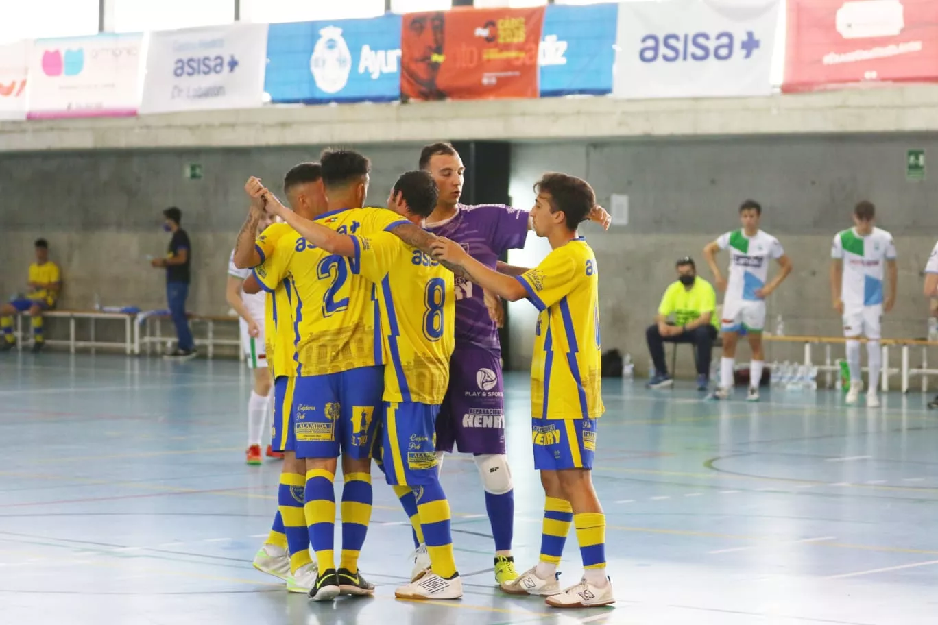 Los jugadores del Virgili celebran el tanto de Fran Vega (Foto: Cádiz CF Virgili)