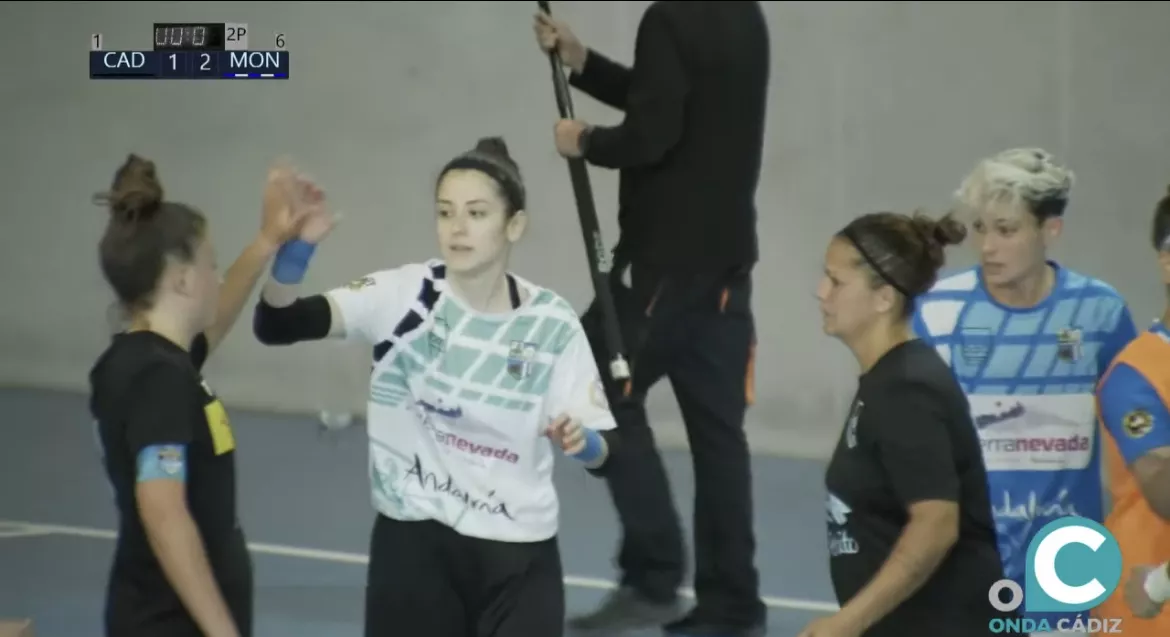 Las jugadoras de ambos equipos se saludan al término del encuentro