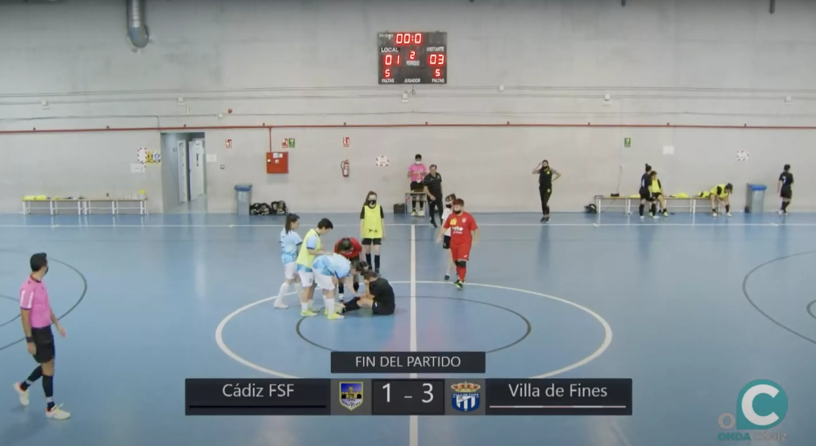 Las jugadoras almerienses consuelan a la capitana del Cádiz FSF al término del partido