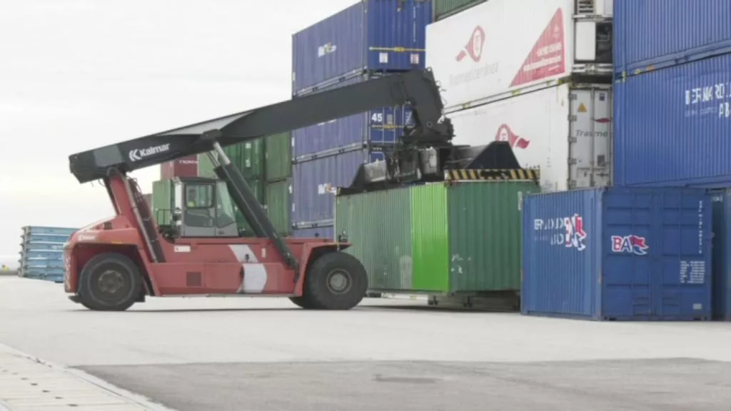 Un operador realizando maniobras de estiba en el muelle Marqués de Comillas de Cádiz