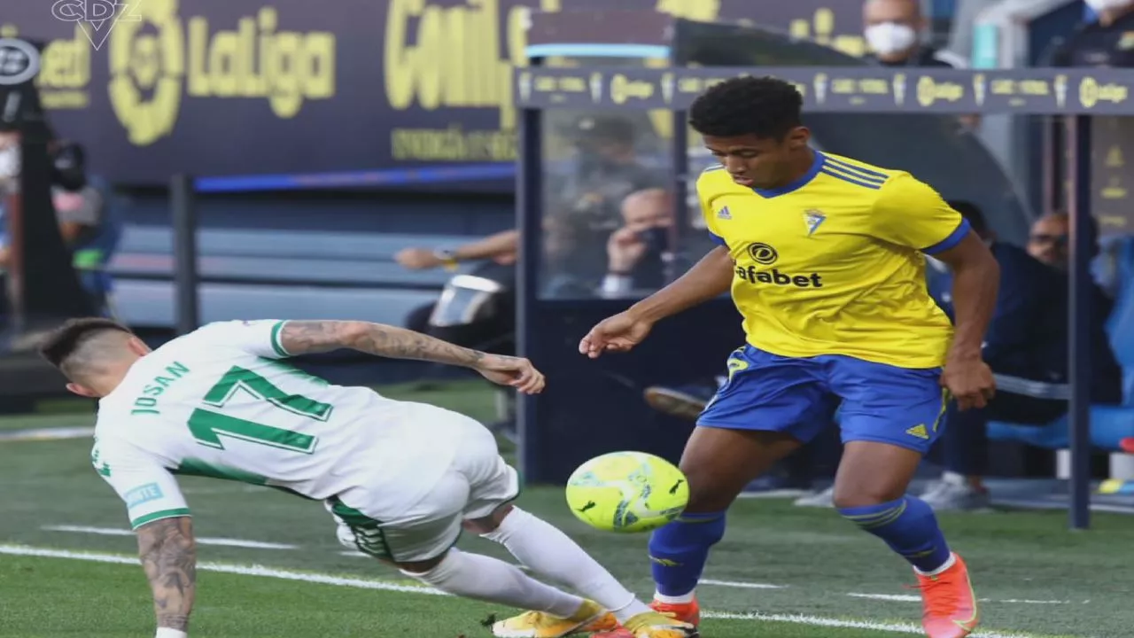 Choco Lozano ante el jugador del Elche, Josan. Foto CÁDIZ CF