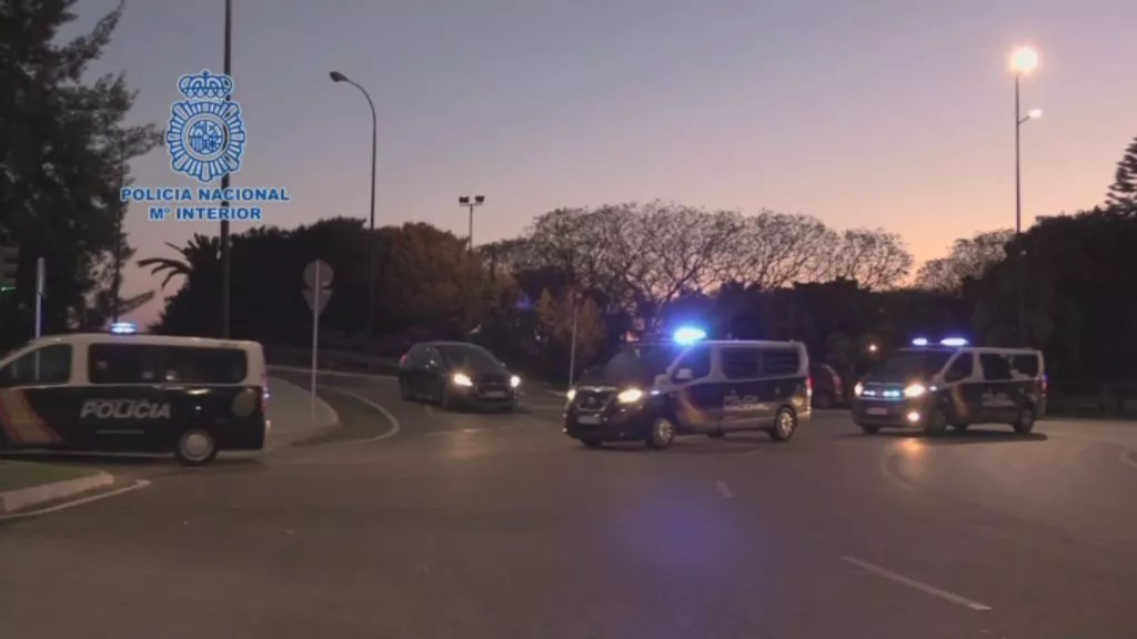 Coches de la Policía Nacional durante el operativo 