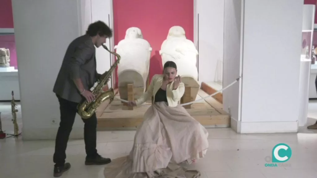 La bailaora María Moreno y el músico Diego Villegas en la performance que han protagonizado en el Museo de Cádiz 