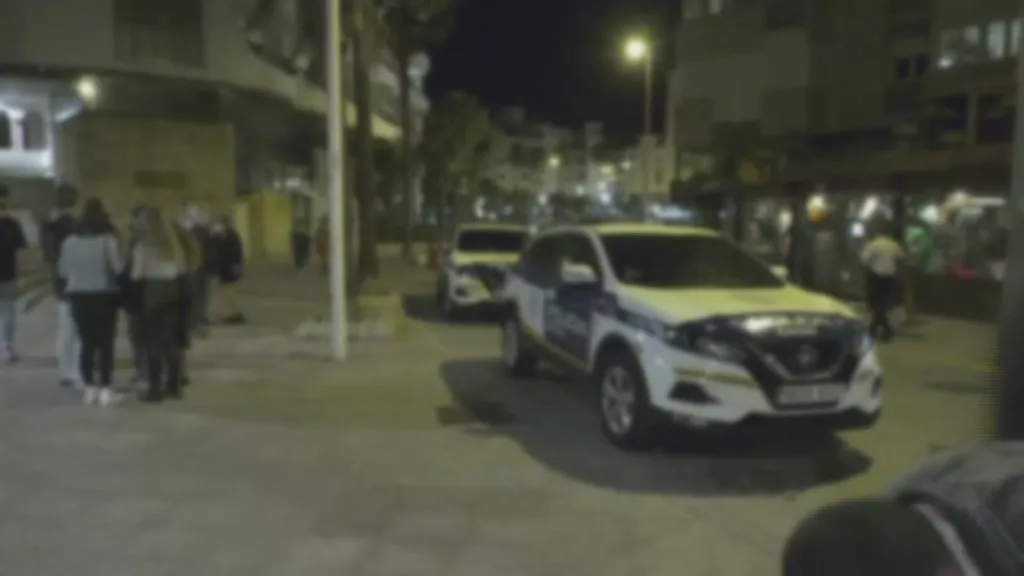 Agentes de la Policía Local interrumpen un botellón en el Módulo Central de la Playa Victoria 