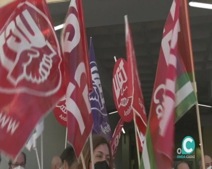 Un momento de la concentración de los cuatro sindicatos convocantes en el Hospital Puerta del Mar