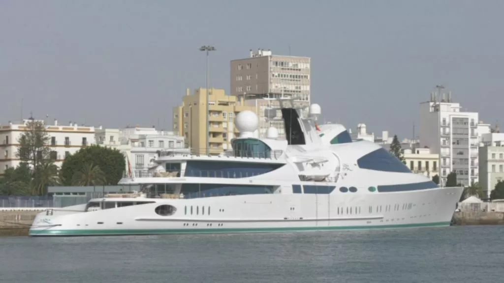 El megayate Yas atracado en el muelle Ciudad de Cádiz