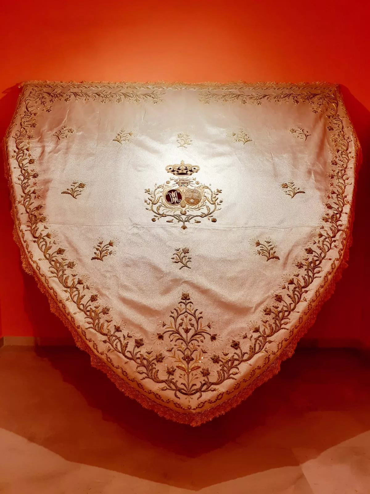 La pieza tiene bordados del siglo XVIII donados por unos hermanos