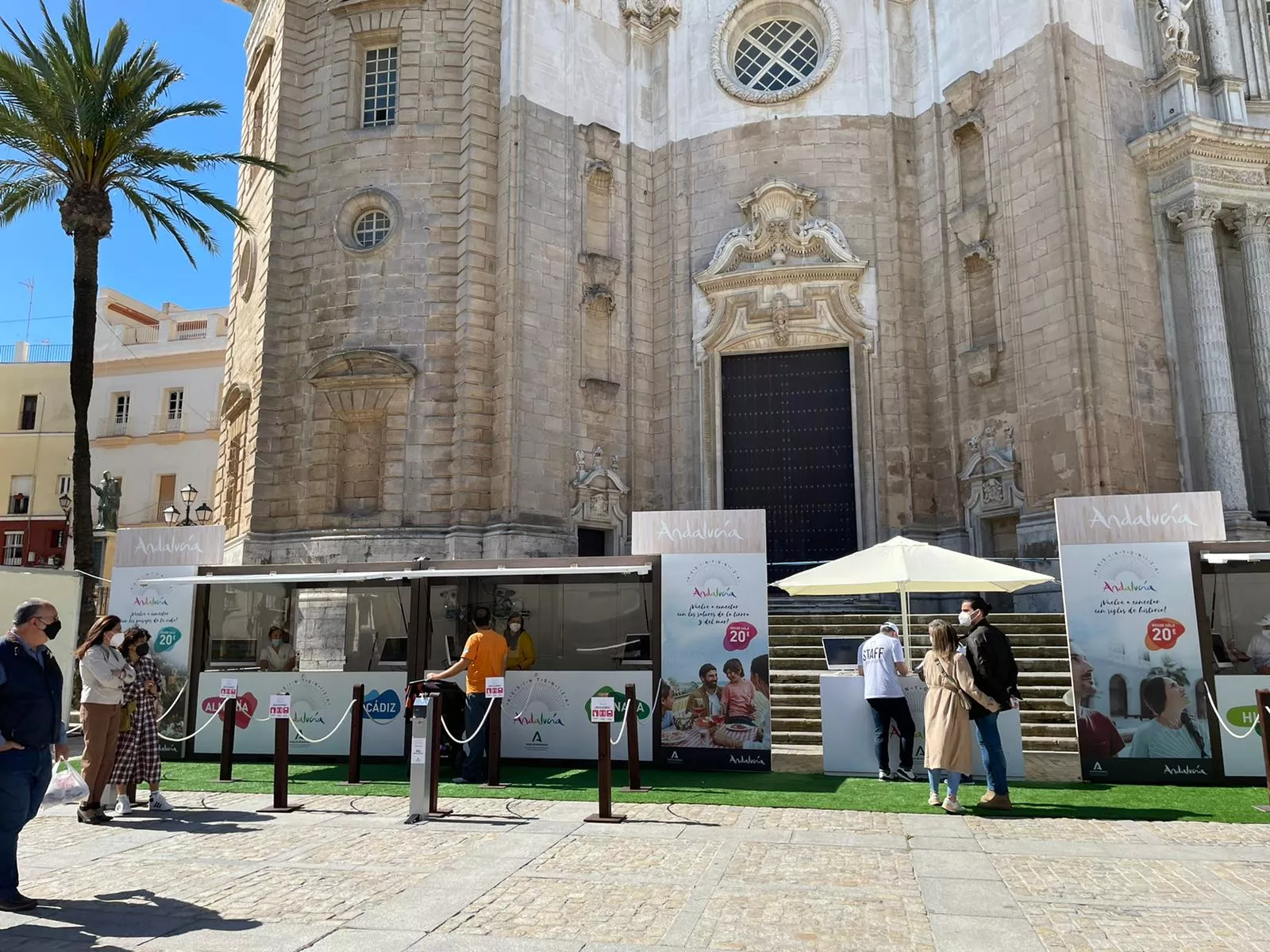 En la plaza de la Catedral han estado los stand e la campaña "Resintoniza Andalucía"