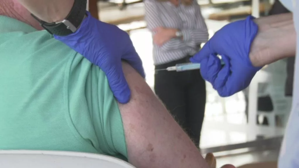 Enfermera inyecta una vacuna 