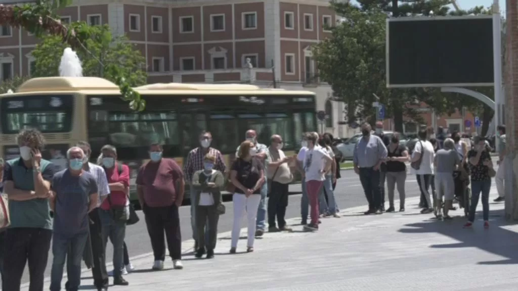 Cola para las vacunaciones en Cádiz