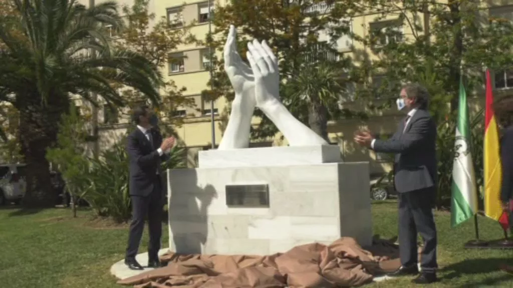 El presidente de la Junta y el alcalde accidental de Cádiz inauguran el monumento de homenaje a los sanitarios