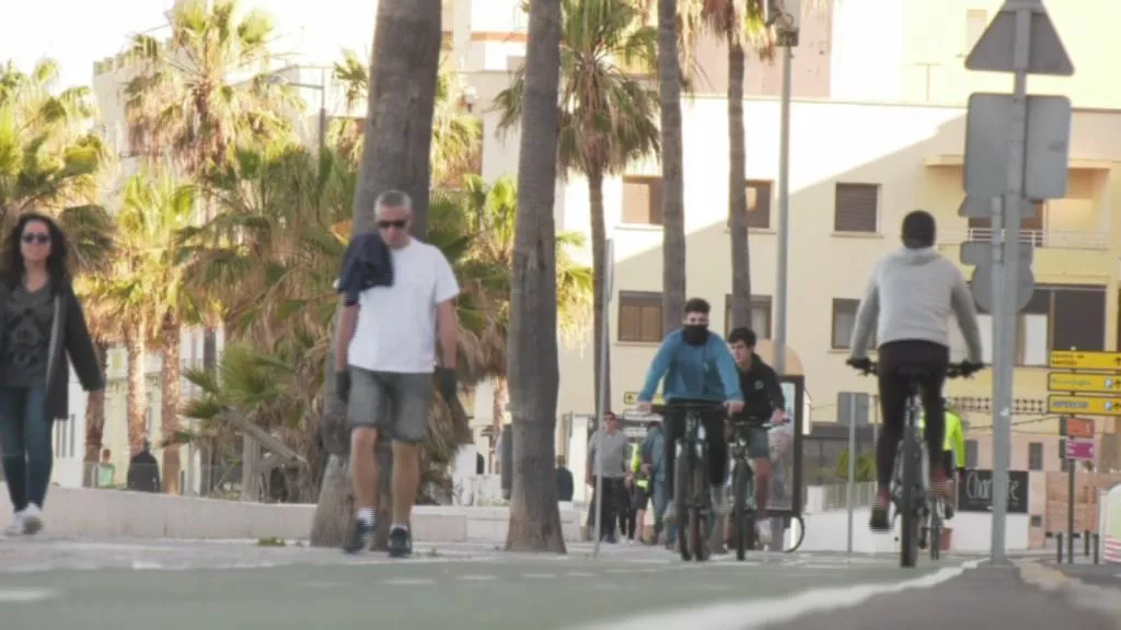 La práctica de deportes y paseos suele ser habitual por el Paseo Marítimo de Cádiz