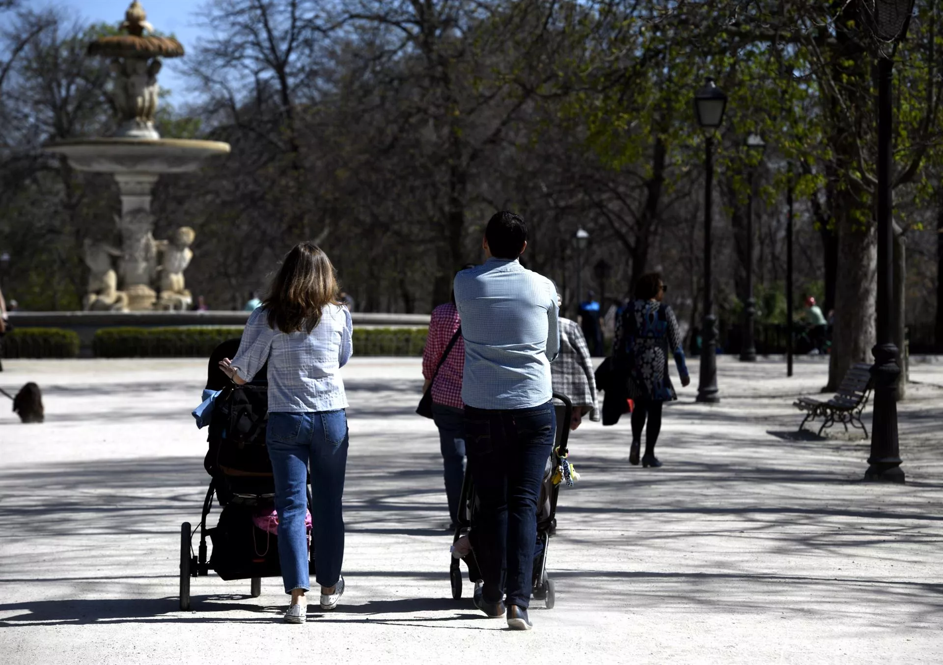 Familia paseando